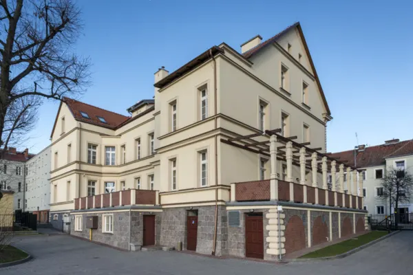Rotes Dach und weiße Fenster - welche Fassadenfarbe passt?