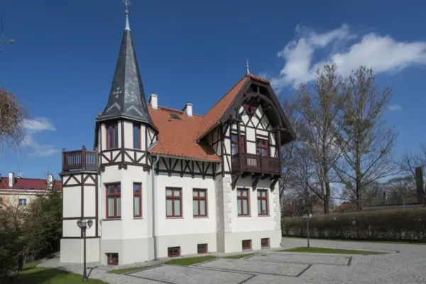 Rotes Dach und braune Fenster - welche Fassadenfarbe wählen?