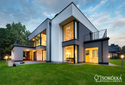 Haus mit einem zweistöckigen Wohnzimmer bei Lodz