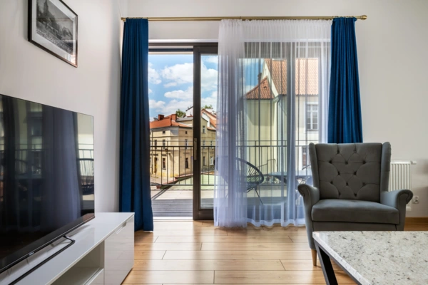 Wie hoch sollte die Gardinenstange über dem Fenster hängen?