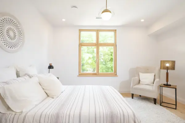 Wie sollte das Bett zum Fenster stehen?